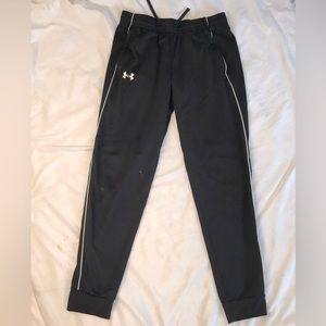 Boys Under Armour joggers. Front pockets with zippers.